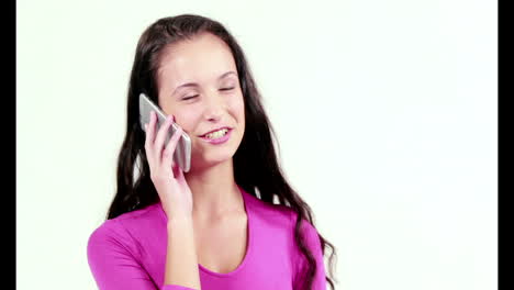 una mujer sonriente hablando en su teléfono.