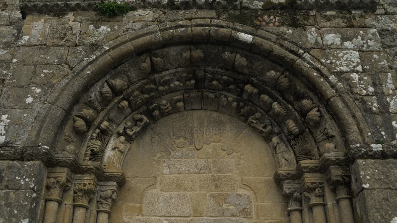 Dettaglio dell'arco della chiesa di Santiago de Gustei, focalizzato sul design in pietra e sull'artigianato.