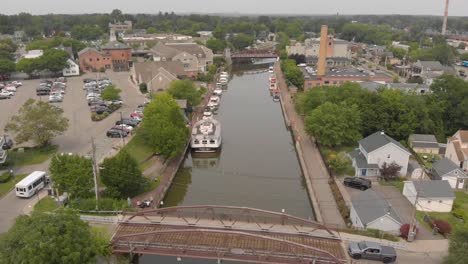 Boats-At-Erie-Canal-With-Parker-Street-Bridge-In-Fairport,-New-York,-USA