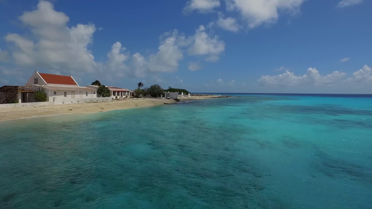 los monumentos y chozas de esclavos de bonaire