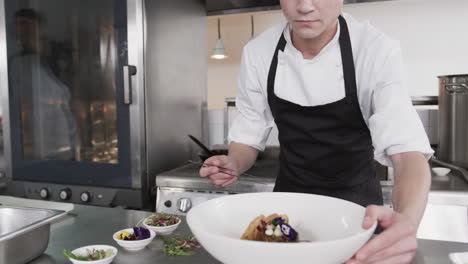 cocinero caucásico decorando la comida en la cocina, cámara lenta