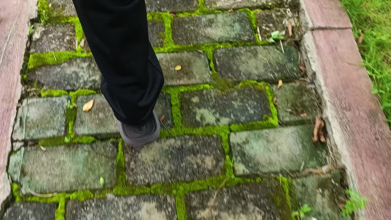 cerca de las piernas que caminan, disparado por detrás