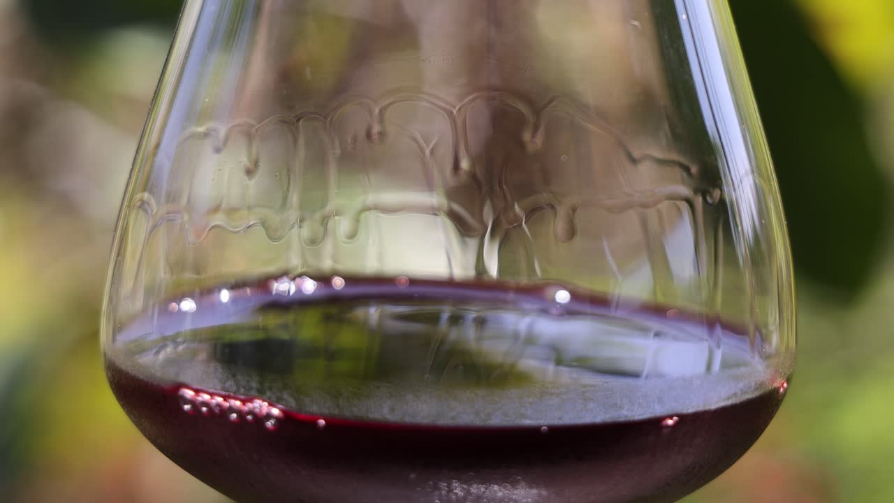 와인은 유리잔에서 변화하는 패턴으로 진동합니다.