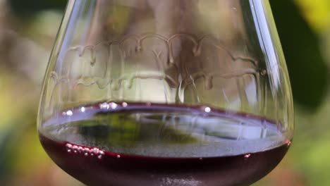 el vino oscila en el vaso con patrones cambiantes
