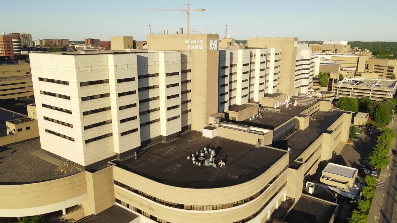 미시간 대학 병원의 현대적인 건물, 보기를 향해 공중 비행