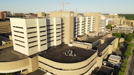 edificio moderno del hospital universitario de michigan, vuelo aéreo hacia la vista