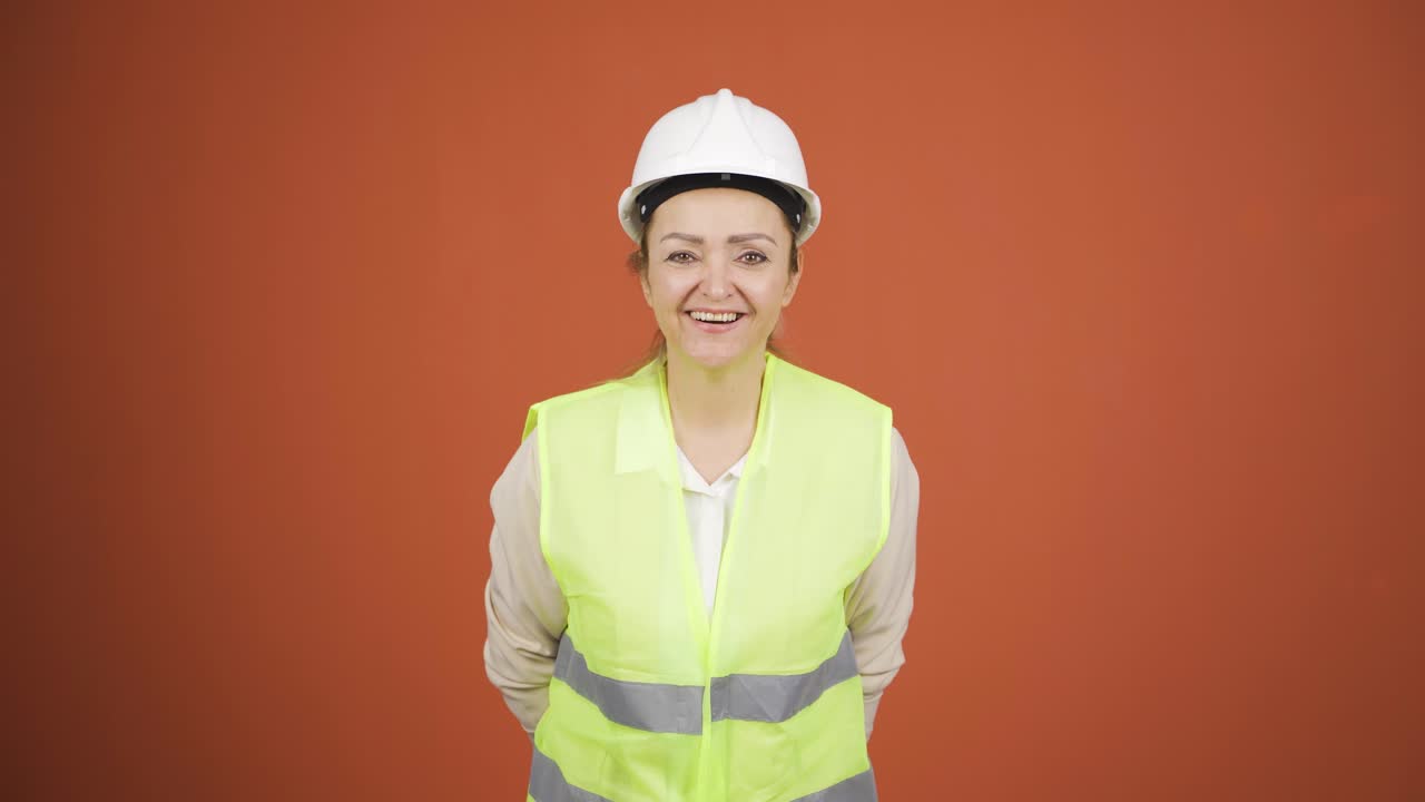 el ingeniero está emocionado, impaciente.