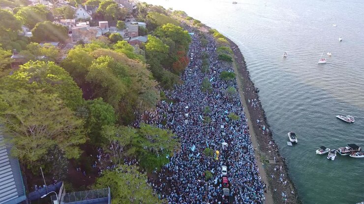 Drone image of the Costanera in Posadas, where Argentinian fans are preparing to celebrate the victory in the Qatar World Cup 2022, capturing the festive atmosphere and anticipation