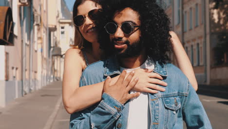 una pareja feliz abrazándose en la calle de la ciudad.