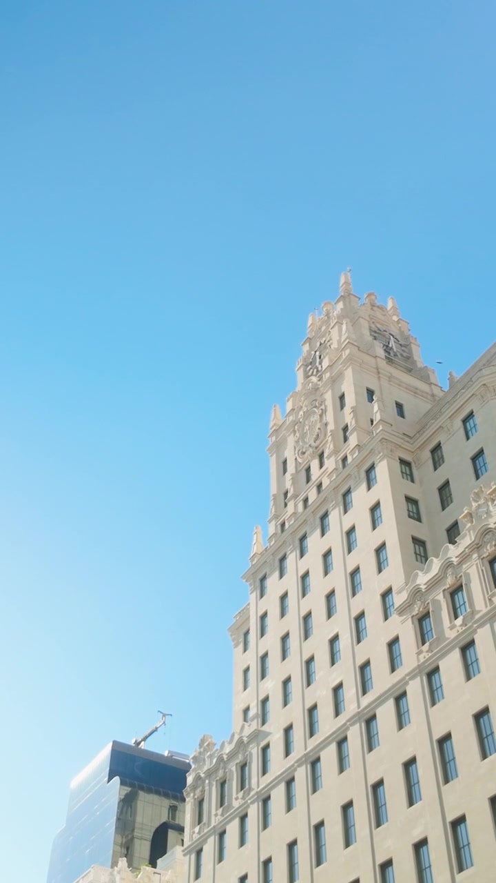 Vista dal basso della facciata iconica dell'edificio Telefónica a Madrid, Spagna. Mette in risalto la classica architettura europea e il patrimonio urbano per concetti di viaggio e affari