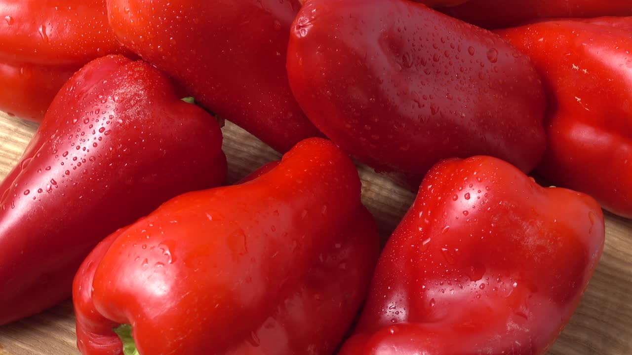 赤パプリカ。動きの中で撮影。