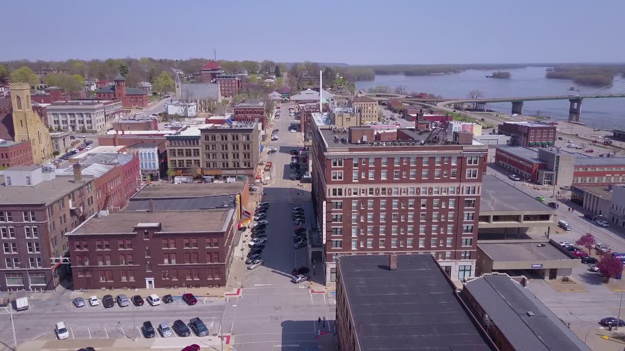 tiro aéreo ascendente sobre la pequeña ciudad de américa burlington iowa centro de la ciudad con el fondo del río mississippi 1