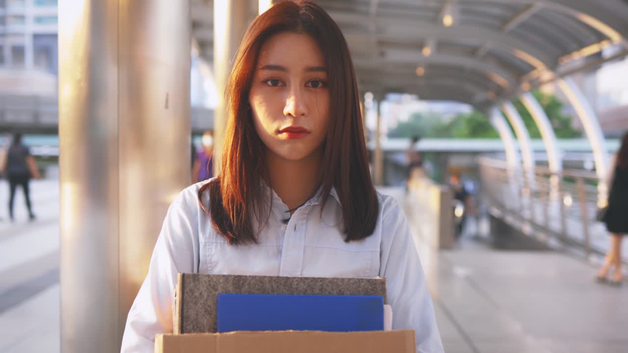 仕事から解雇された女性 持ち物の箱