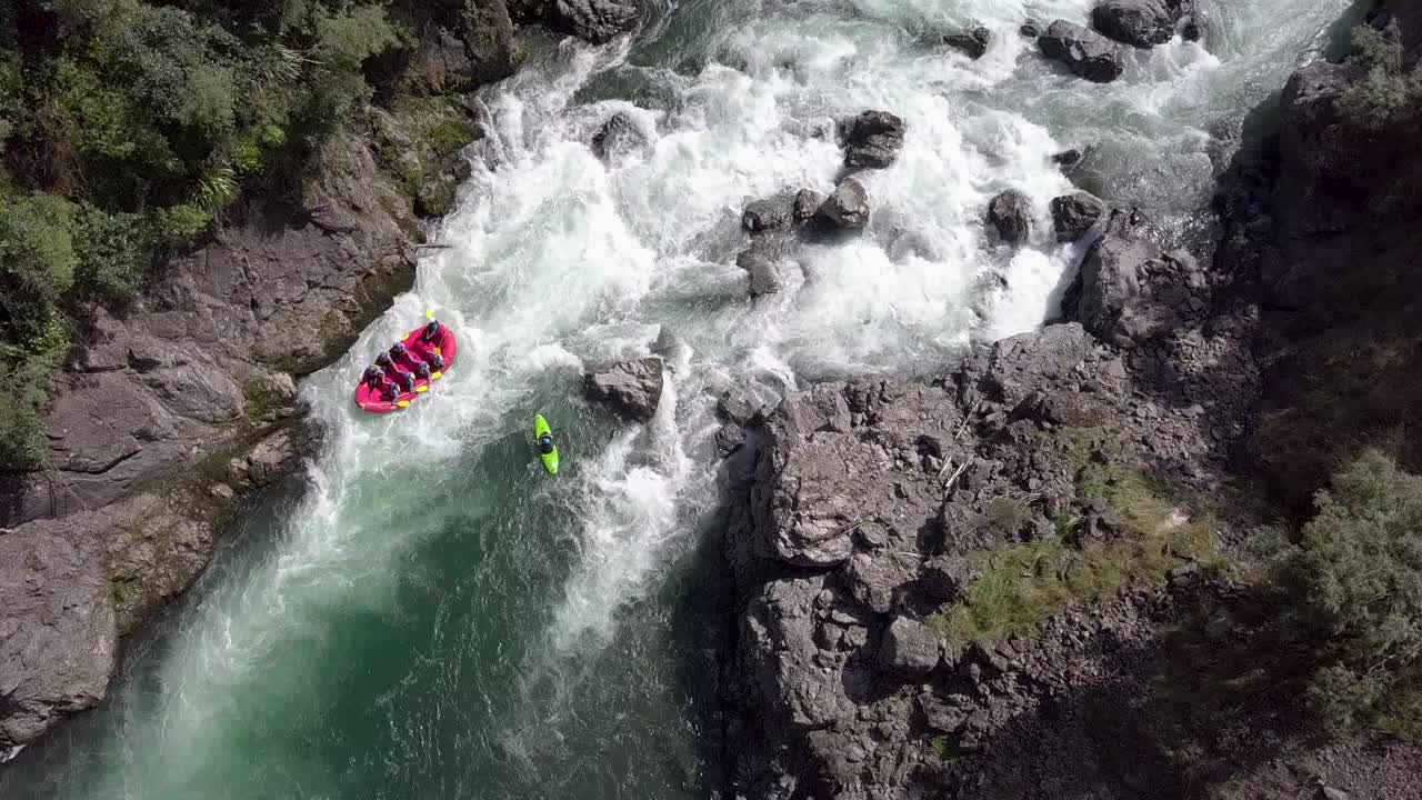 rafting en las hermosas aguas rocosas de nueva zelanda - vista superior