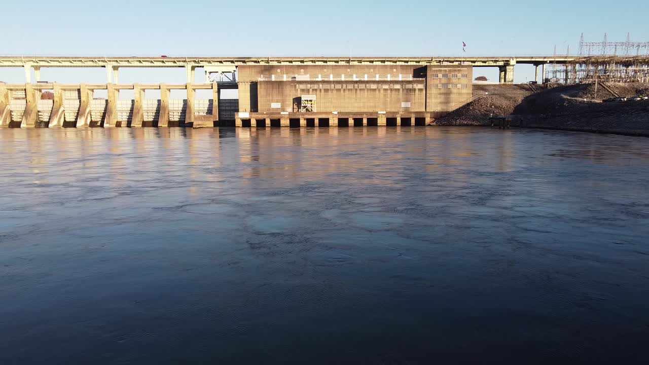 disparo de bajo nivel bloqueado sobre el río tennessee mirando hacia la represa hidroeléctrica de chickamauga en chattanooga