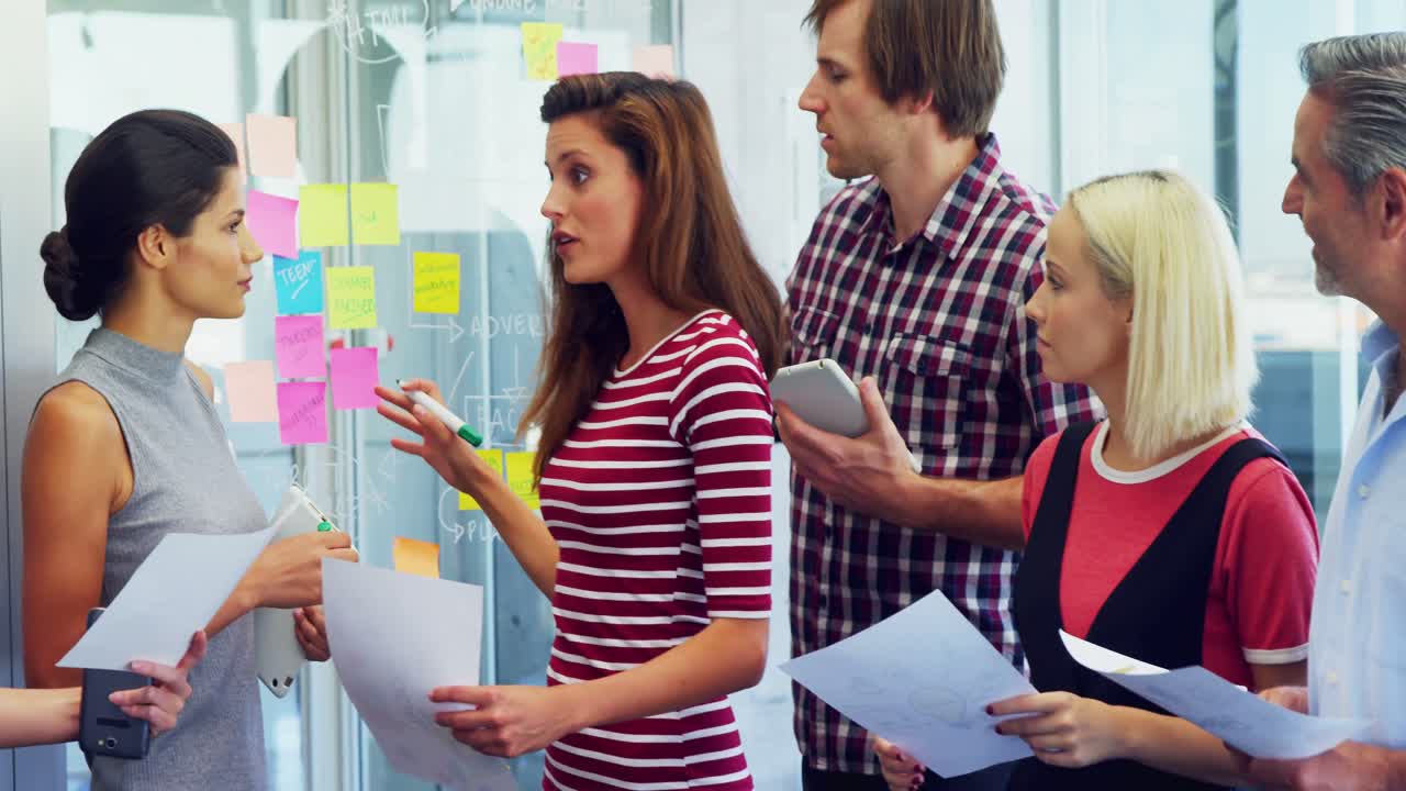 ejecutivo discutiendo durante la reunión 4k