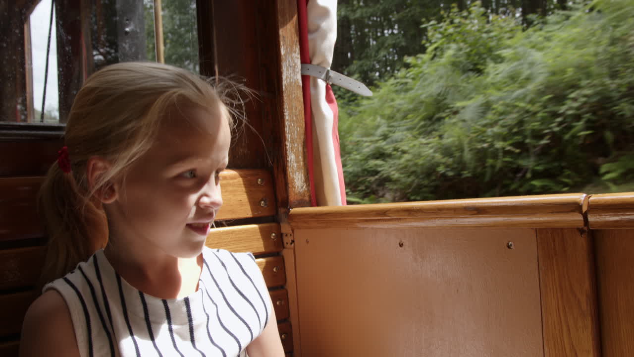 빈티지 열차 창문 밖을 바라보는 소녀