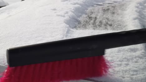 Jemand,-Der-Mit-Halber-Geschwindigkeit-Schnee-Von-Einem-Solarpanel-Wischt