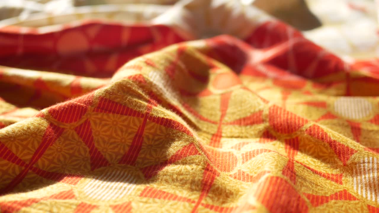 cama desordenada por la mañana , cama desordenada después de despertarse