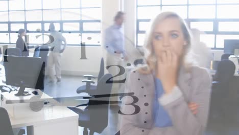 frau arbeitet in einem büro und uhr im vordergrund