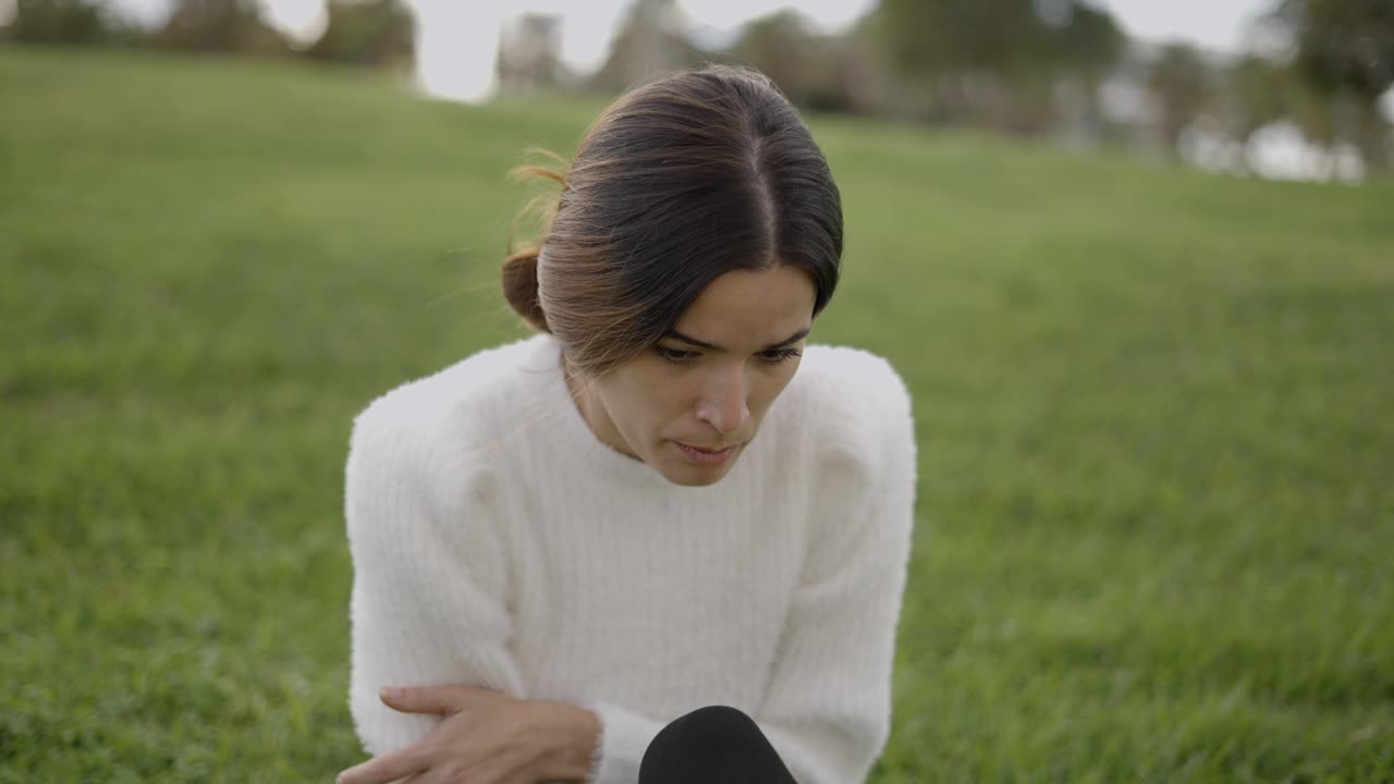Mulher Sentada no Parque