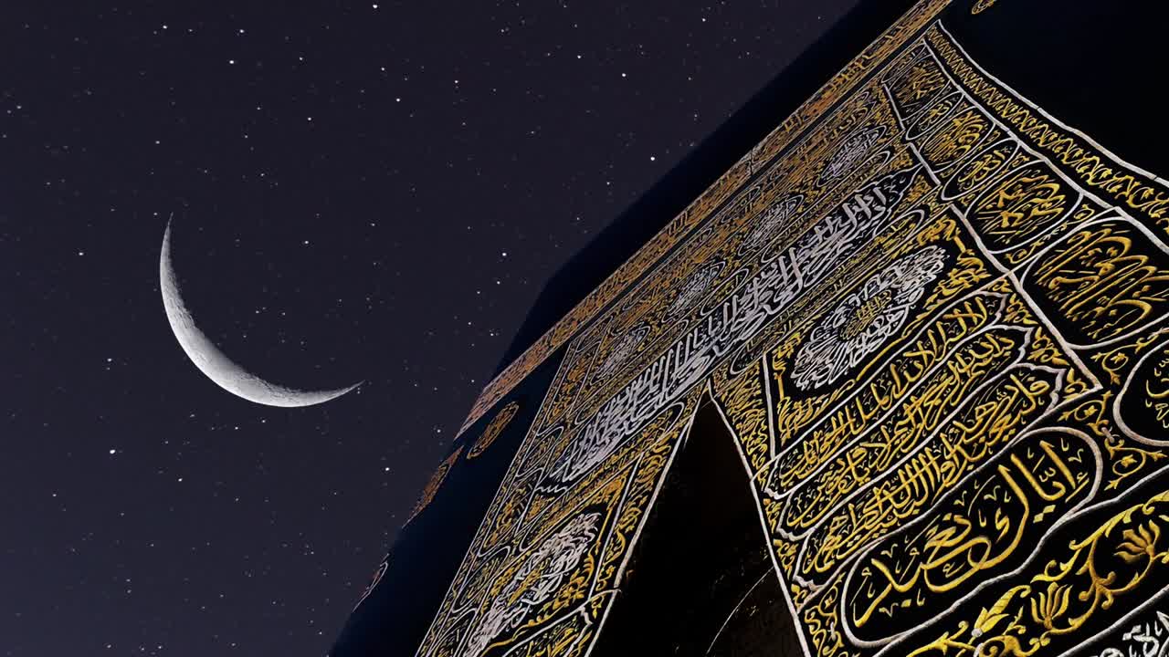 la media luna de ramadán se levanta en la kaaba.