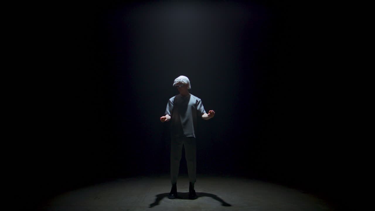 hombre disfrutando de la simulación de realidad virtual en gafas. selección de jugadores enfocados