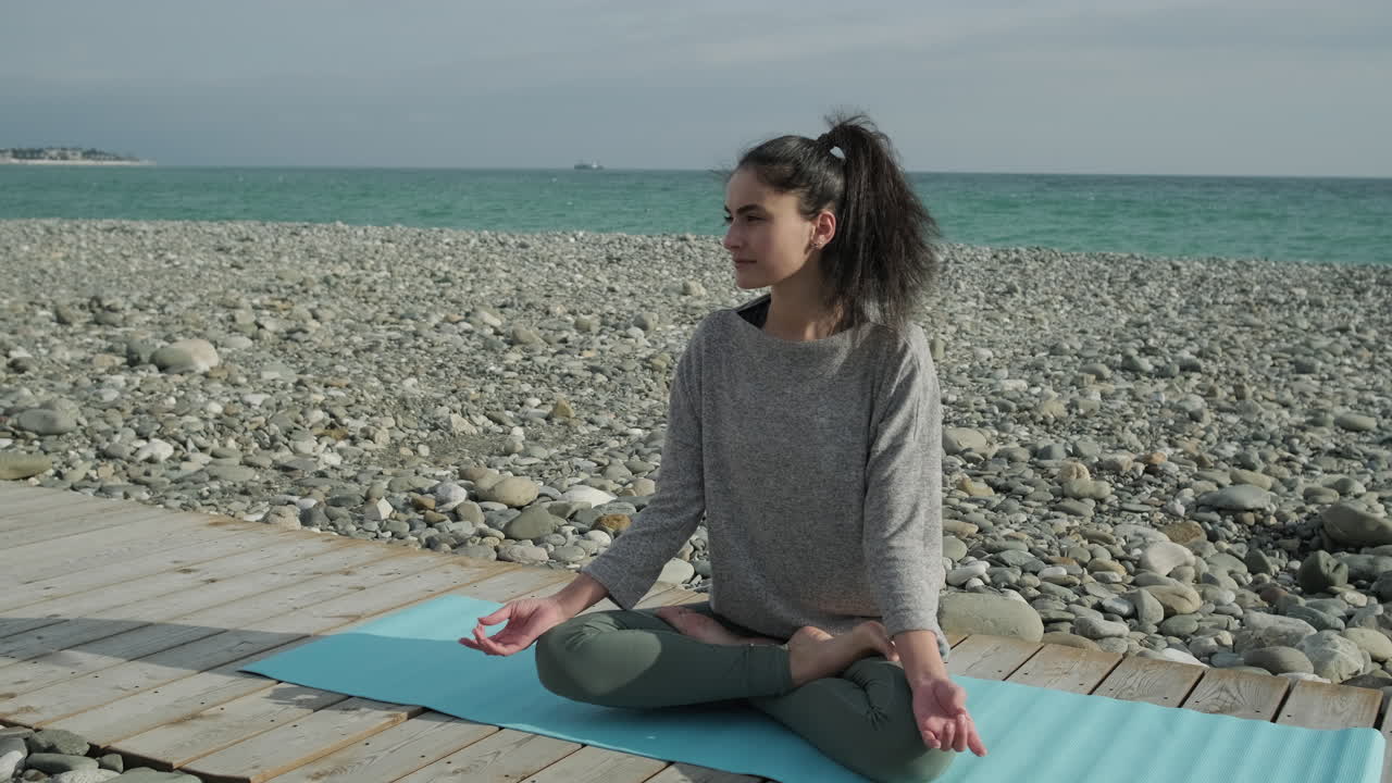 mujer meditando en una playa