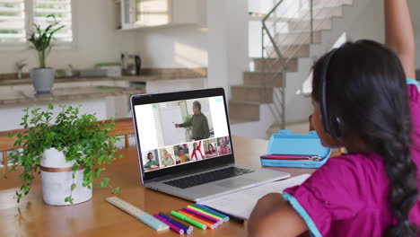 estudiante que usa una computadora portátil para una lección en línea en casa, con un maestro y una clase diversos en la pantalla
