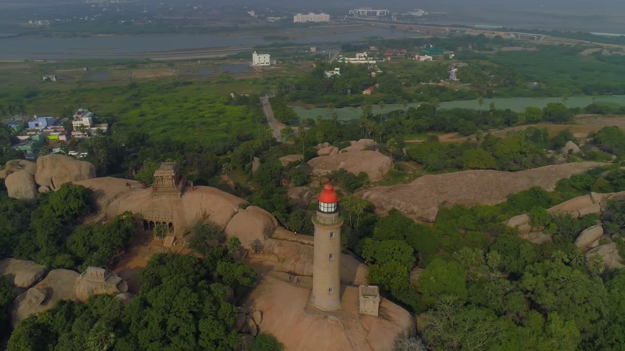 faro de mamallapuram situado entre los famosos templos de la era pallava cortados en roca, vista aérea tomada con drones phantom 4 pro 4k