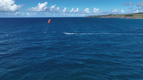 Kitesurf-En-Maui-En-Hookipa-Beach,-Hawái