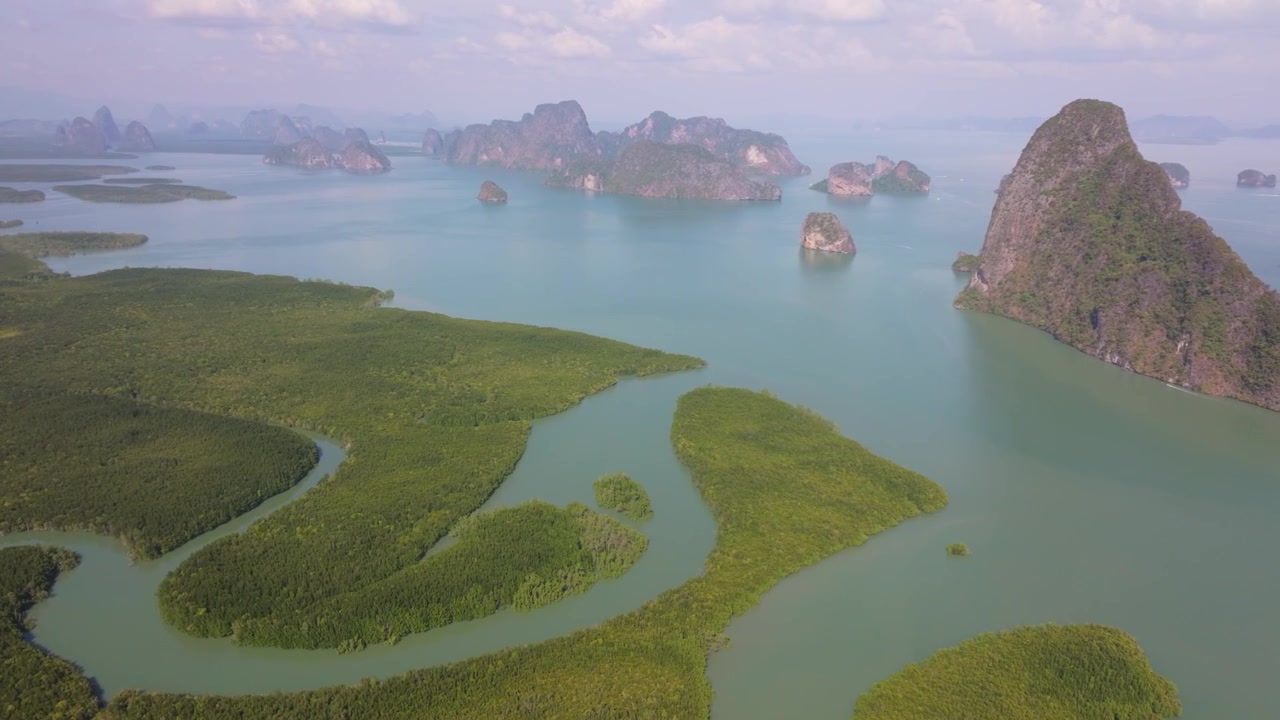 Cảnh quay drone trên không 4K ghi lại những khu rừng ngập mặn xanh tươi và những hòn đảo đá vôi karst ấn tượng của Vịnh Phang Nga ở Thái Lan