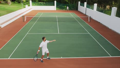 Tennisspieler-Spielen-Einen-Punkt