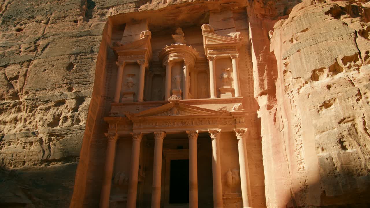 atracción turística en jordania - el tesoro del templo de petra tallado en la roca