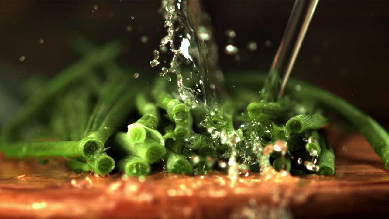 Slowmotion: Vand der vasker friske forårsløg