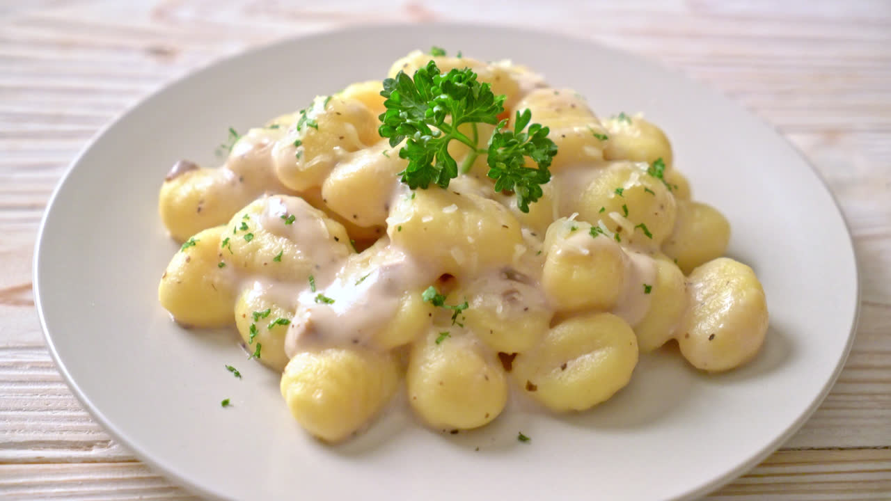 ñoquis con salsa de crema de champiñones y queso - estilo de comida italiana