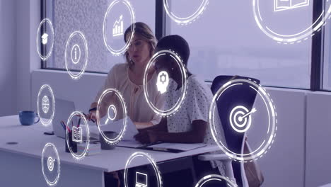 animación de iconos de negocios digitales sobre diversas personas de negocios en la oficina