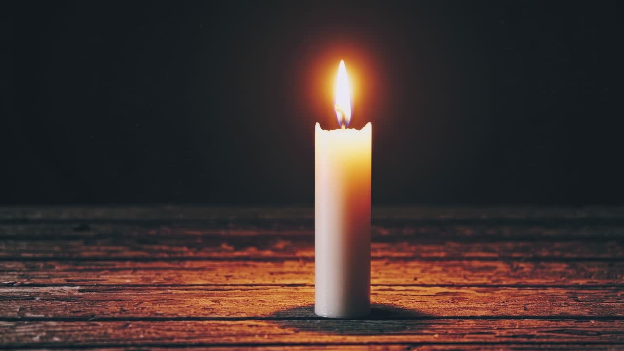 Abstraktes Video mit einem strukturierten, körnigen Effekt, der eine Kerzenflamme zeigt