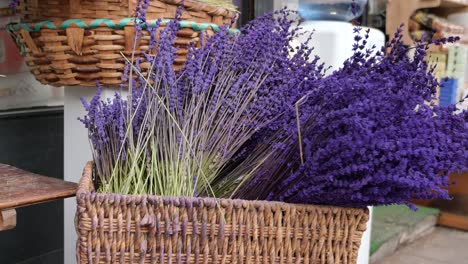 lavanda seca en una canasta de mimbre