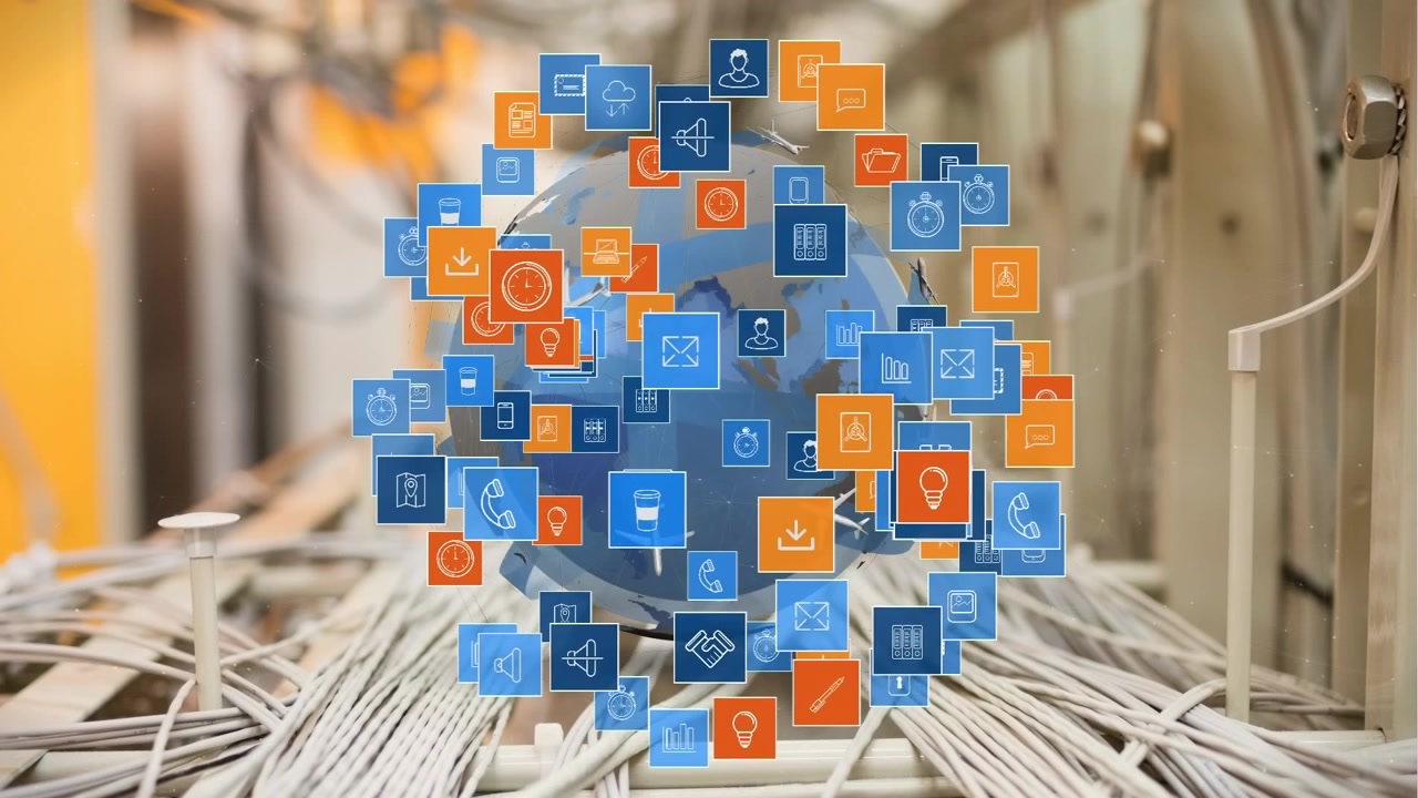 Globo digitale con icone tecnologiche fluttuanti sopra cavi di server.