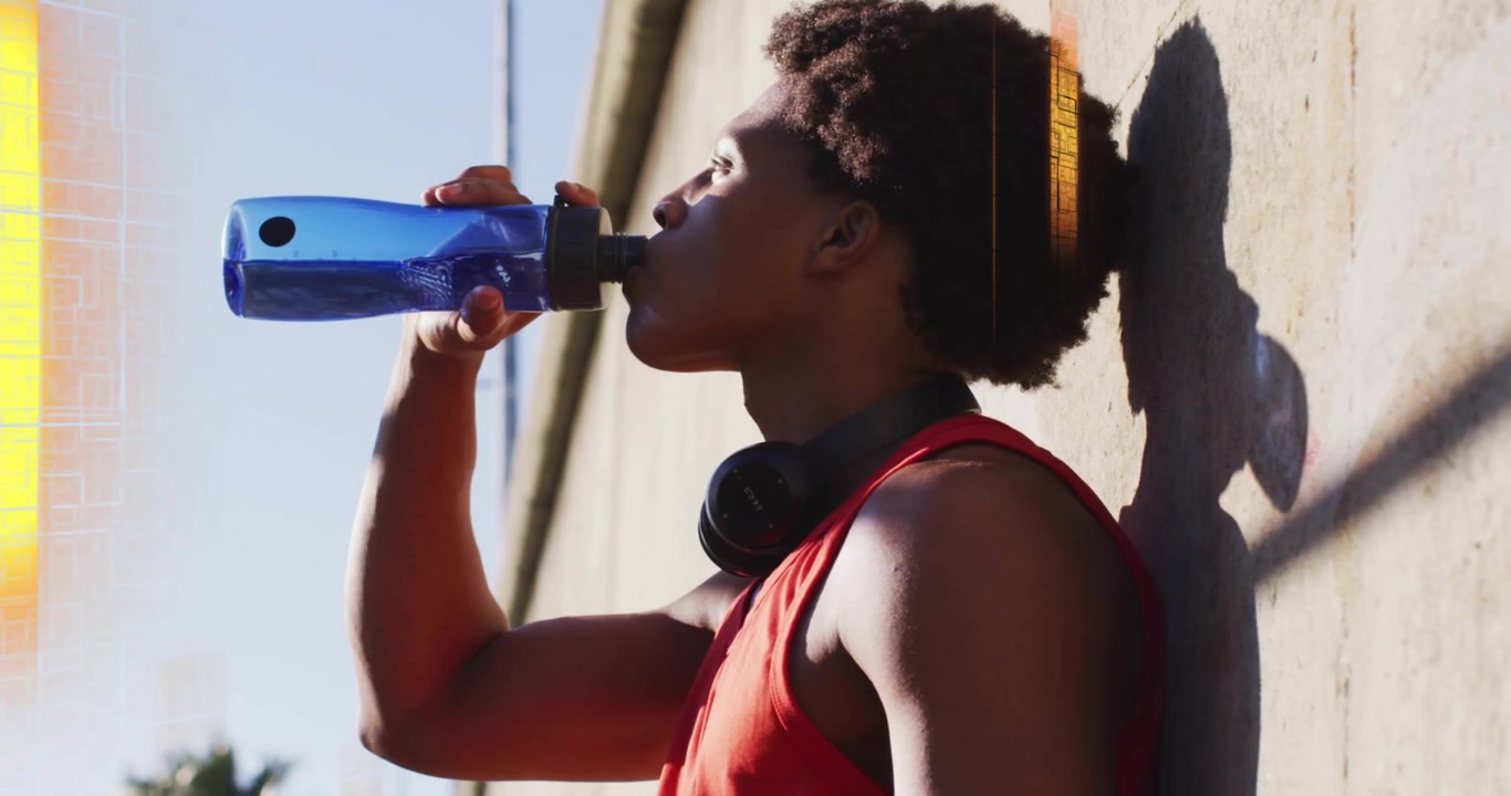 Coureur faisant une pause pendant sa course, s'appuyant contre un mur, sirotant une bouteille, des traînées lumineuses montrant l'hydratation.