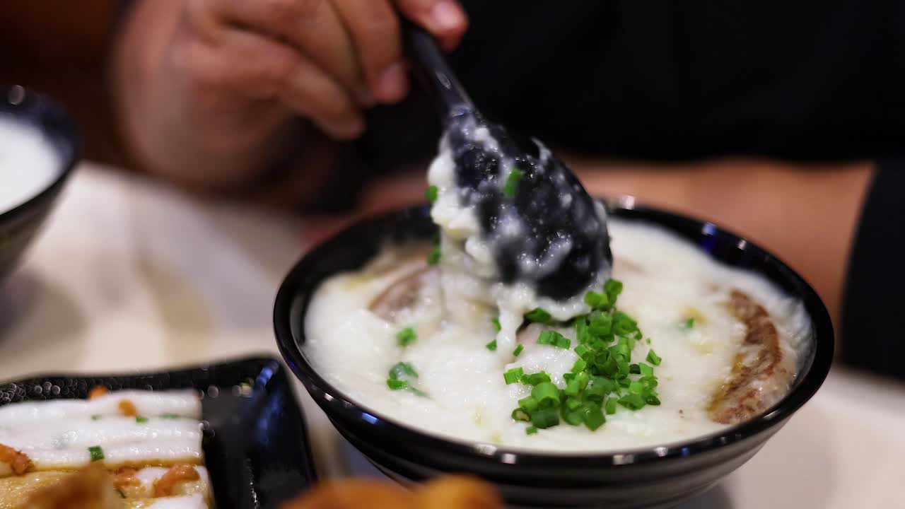 saboreando un plato de gachas de arroz