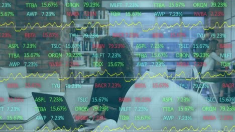 Animación-Del-Procesamiento-De-Datos-Del-Mercado-De-Valores-Sobre-Una-Mujer-Birracial-Usando-Una-Computadora-Portátil-En-La-Oficina