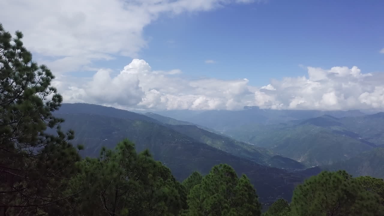 paisaje de montaña con nubes