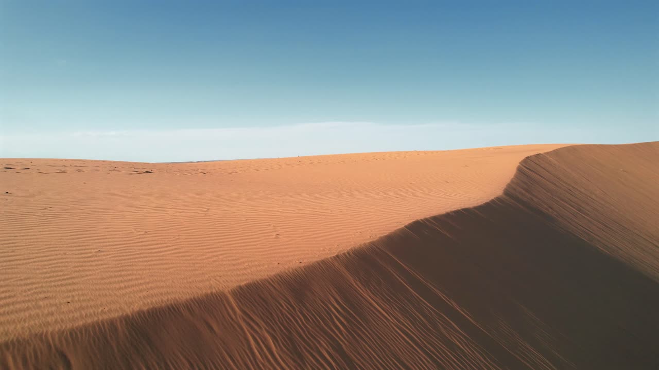 Vista drone di una duna di sabbia nel deserto del Gobi, Mongolia