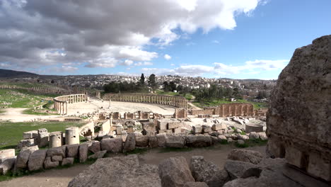 Nubes-Que-Fluyen-En-El-Cielo-Sobre-Las-Ruinas-Romanas-En-La-Ciudad-Jordana-De-Jerash