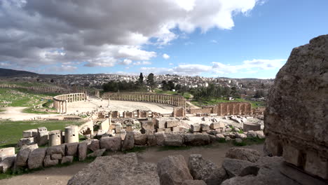 nubes que fluyen en el cielo sobre las ruinas romanas en la ciudad jordana de jerash