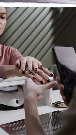 una mujer haciendo una manicura.