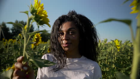 Mujer-Joven-En-Un-Campo-De-Girasoles