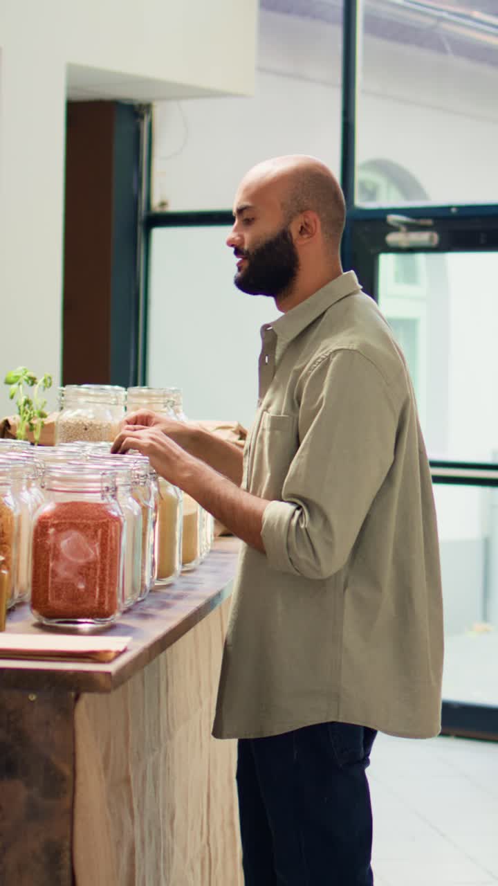Vídeo vertical. Fundador de supermercado ecológico de productos biológicos